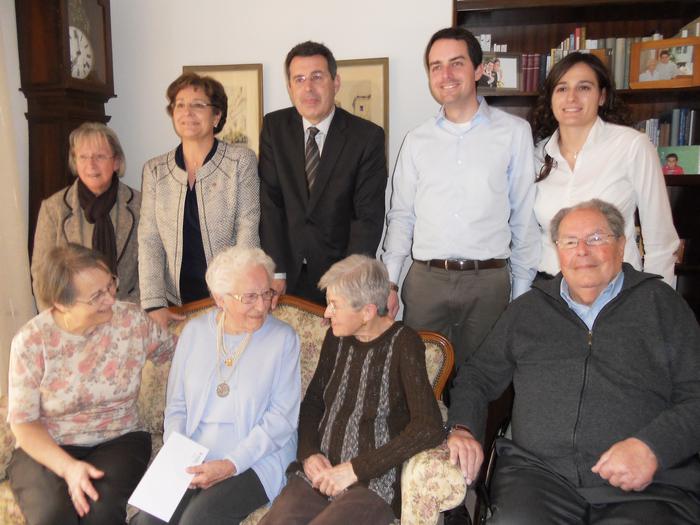 La senyora Abril acompanyada dels seus familiars, la directora i l'alcalde de Banyoles