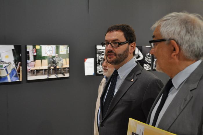 Foto 2 del director general de Joventut visitant la mostra