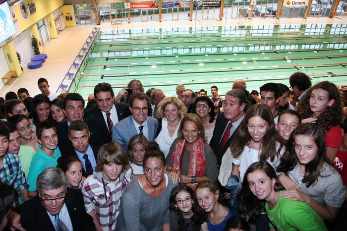 El president Mas i la seva esposa amb els alumnes de l'Escola Santa Clara del CN Sabadell