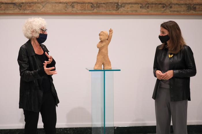 L'artista Carme Solé i la consellera Meritxell Budó amb l'escultura "La més petita de totes". (Foto: Jordi Bedmar)