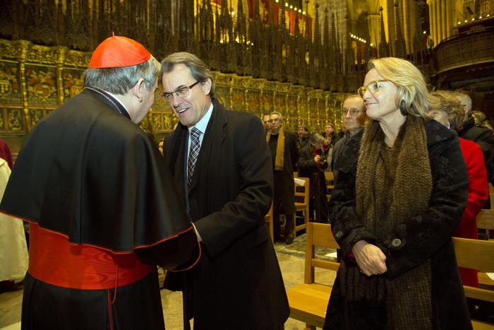 Fotografia del president de la Generalitat i la seva esposa saludant el cardenal Martinez Sistach