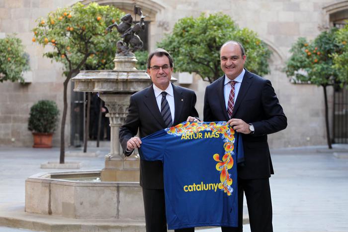 El president Mas rep la samarreta de la selecció catalana