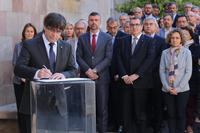President Puigdemont signs the manifesto