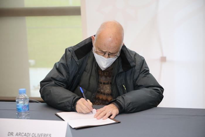 Fotografia: Arcadi Oliveres signa la donació del seu fons documental personal a la Generalitat de Catalunya