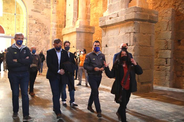 El conseller Torrent i el vicepresident gallec, de camí al monestir de Sant Pere de Rodes, per assistir a la presentació de la guia El Camí de Sant Jaume. 