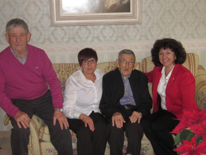 Ramon Gil, amb la seva família i la directora dels SSTT de les Terres de l'Ebre