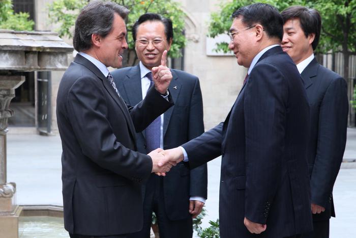 El president Mas amb del governador i secretari del Partit Comunista Xinès a la província de Liaoning, Wang Min, i el president d'Huachen Automotive Group Holding Co.
