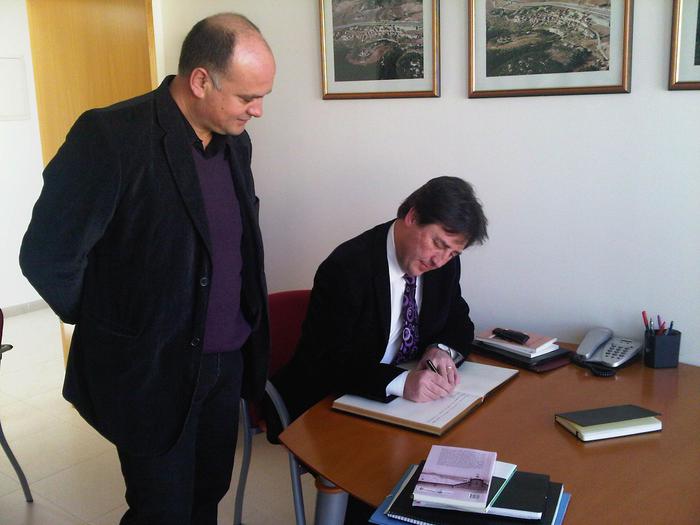 El delegat del Govern signant Llibre d'Honor a Castellolí, amb l'alcalde de Castellolí, Joan Serra