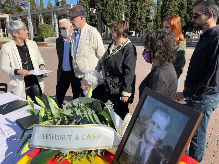 La consellera Ciuró a Sabadell durant l'acte de lliurament de les restes d'un soldat republicà recuperat als seus familiars