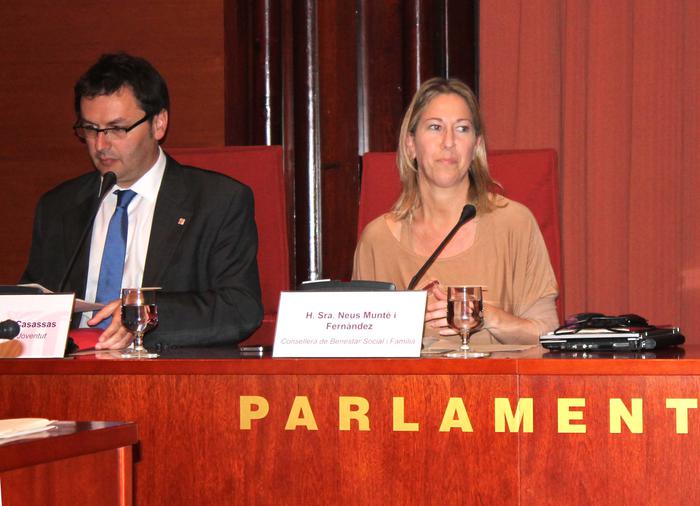 La consellera Munté, acompanyada de Toni Reig, durant la compareixença al Parlament