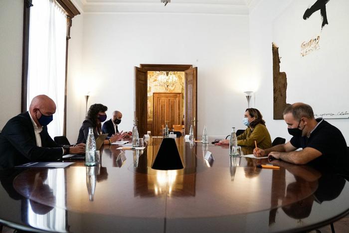 Un altre moment de la trobada entre l'alcaldessa Ada Colau i la consellera Teresa Jordà