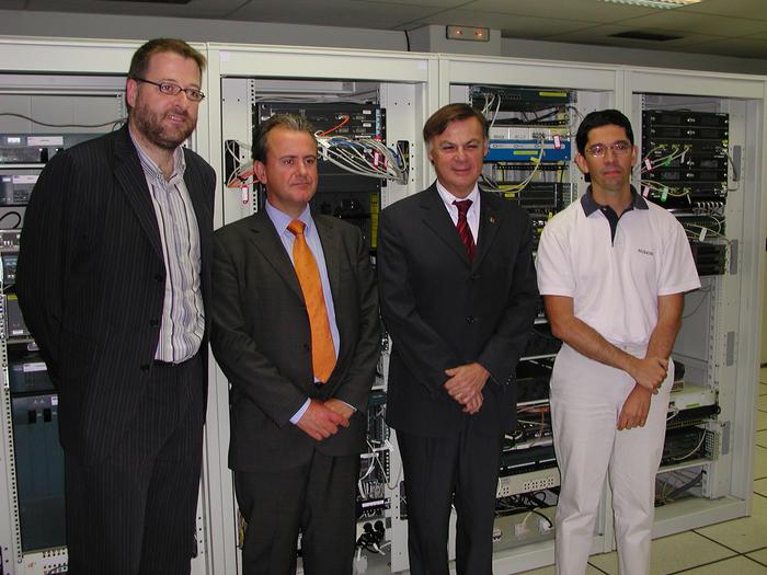 El conseller d'Universitats, Recerca i Societat dela Informació, Carles Solà, acompanyat pel secretari de Telecomunicacions i Societat de la Informació, Oriol Ferran, (primer per l'esquesrra) ha inaugurat les millores del CATNIX.