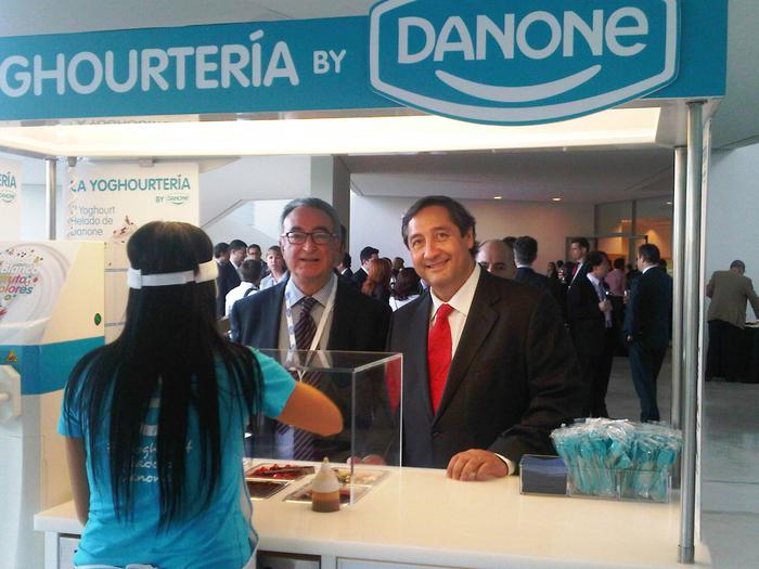 El conseller Pelegrí amb el president de Danone, Javier Robles