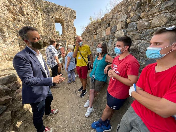 El secretari d'Infància, Adolescència i Joventut, Alexis Serra, ha visitat el camp de treball d'arqueologia del Castell de Sant Iscle a Vidreres