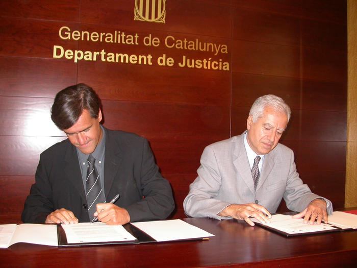 Fotografia de la signatura del Protocol signat avui pel conseller de Justícia i el Ministre de Justícia