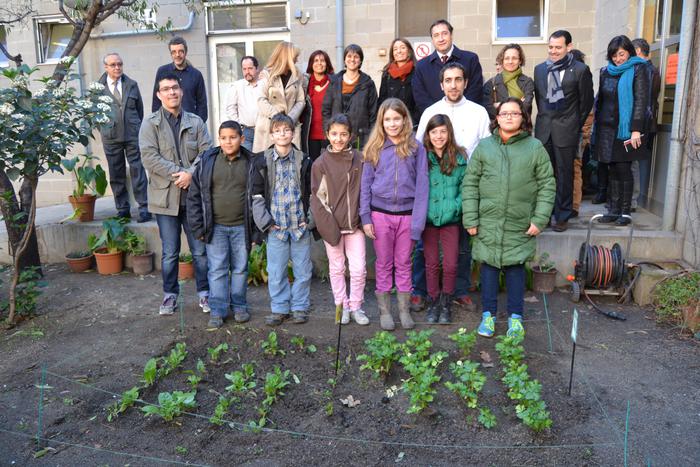 Pelegrí amb els alumnes de l'Escola la Farigola que conreen l'hort ecològic