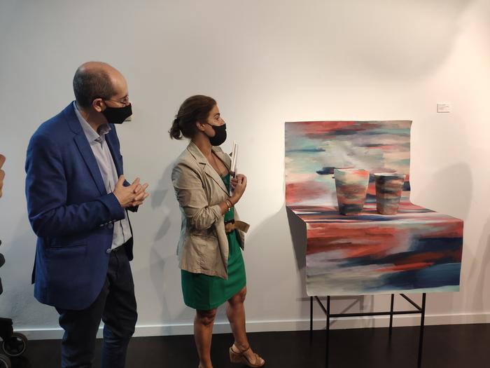 El director Jordi Torrades i la presidenta del Gremi i curadora Mónica Ramon en la inauguració