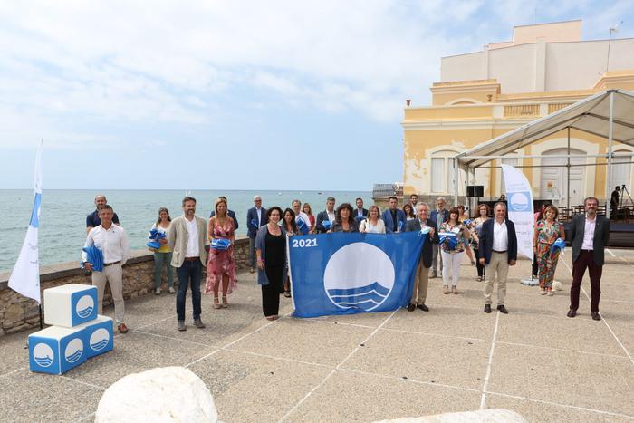 La consellera Jordà lliura a Sitges les Banderes Blaves a 97 platges catalanes, dues més que l'any passat