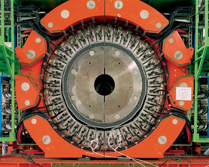  Secció d'un detector de partícules del Gran Col·lisionador d'Hadrons, l'accelerador de partícules més gran i més potent del món.