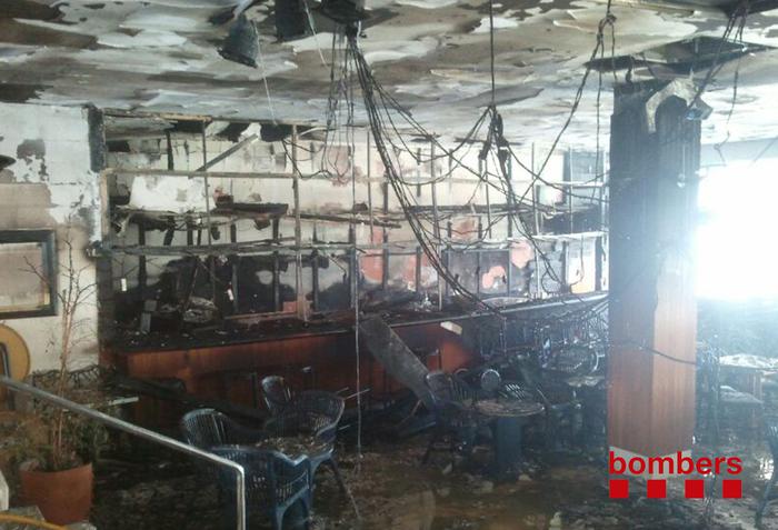Ímatge del bar cremat a l'interior de l'hotel