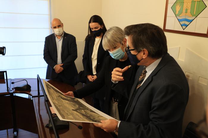 La consellera Ciuró visita l'Ajuntament de Martorell, on s'ha reunit amb les autoritats locals i ha signat el llibre d'honor del consistori