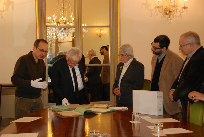 El conseller rep explicacions tècniques sobre els documents per part d'Antoni Serés, acompanyat per Griselda Karsunke, Amadeu Carbó i Josep Maria Gol