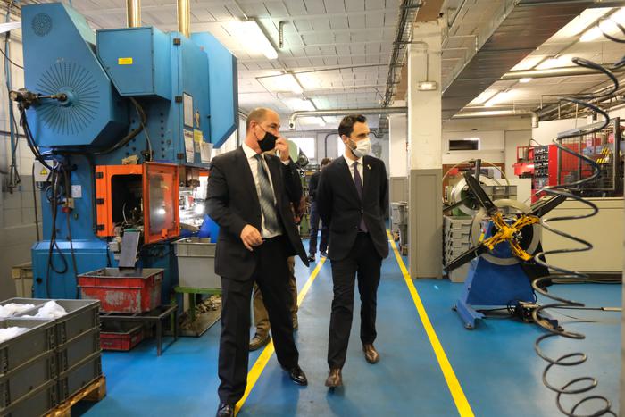 El conseller Torrent en la visita a les noves instal·lacions de PXI Automotive, a Torelló