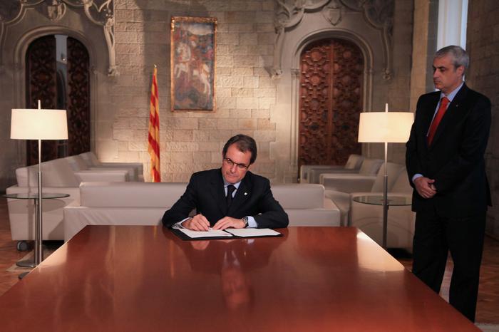 El president signant el decret