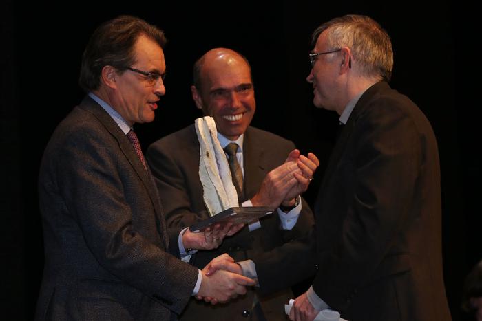 El president entregant el Premi Nacional de Recerca a Elías Campo