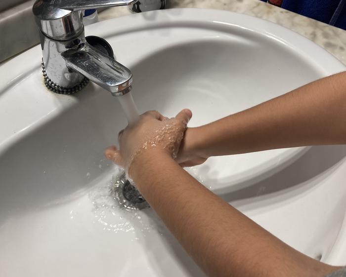 Foto 2. Persona rentant-se les mans.