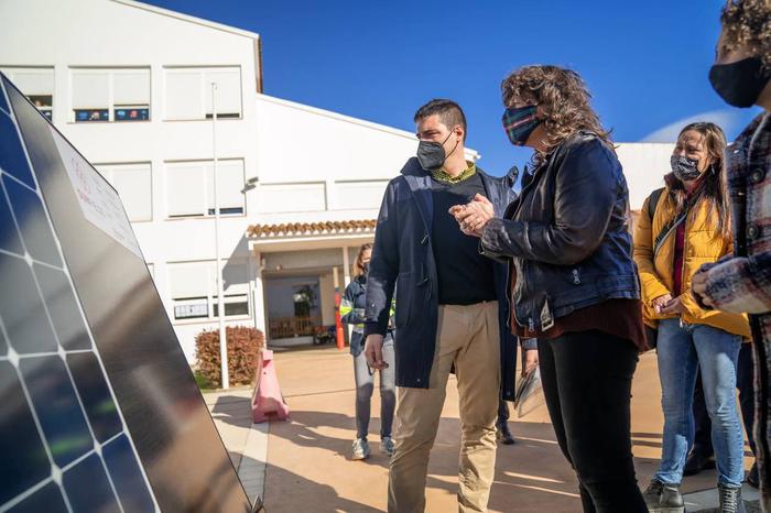 La consellera Teresa Jordà durant una visita a la instal·lació de plaques solars de la Comunitat Energètica de Cornellà del Terri
