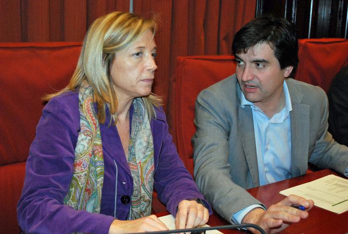 La vicepresidenta del Govern, Joana Ortega, amb el president de la comissió, Sergi Sabrià