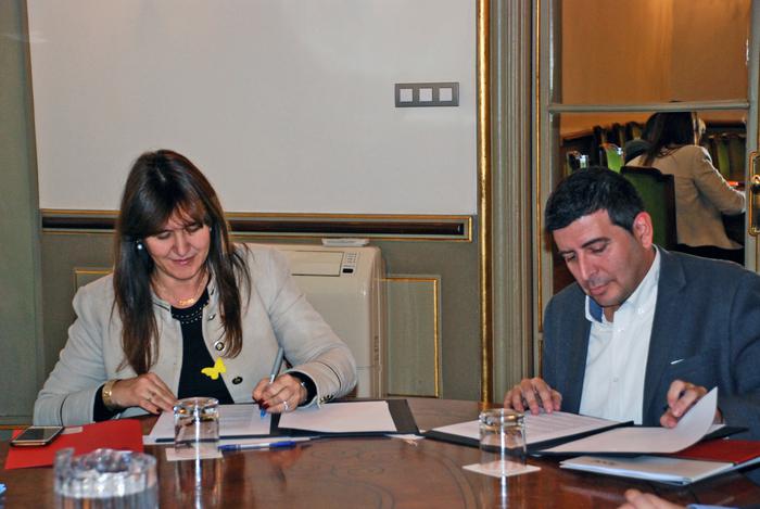 La consellera Borràs  i el director del CVC, Josep Lladós, en el moment de la signatura del conveni