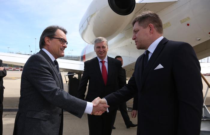 President Mas greets Prime Minister Fico at the Girona-Costa Brava Airport