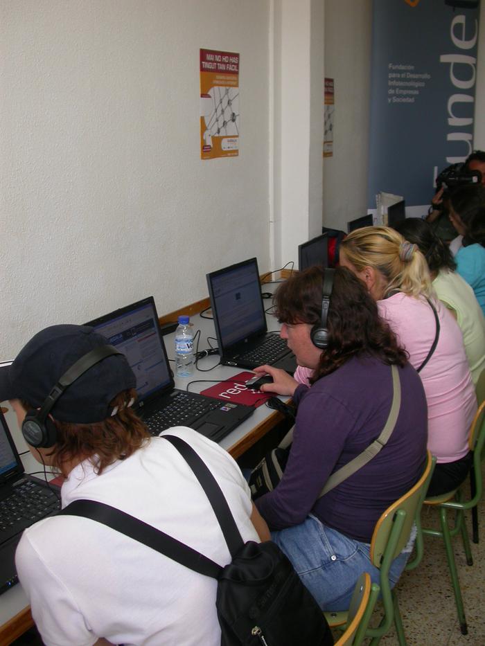 Fotos d'un grup d'internes del C P Wad-Ras  treballant a l'aula d'informàtica.