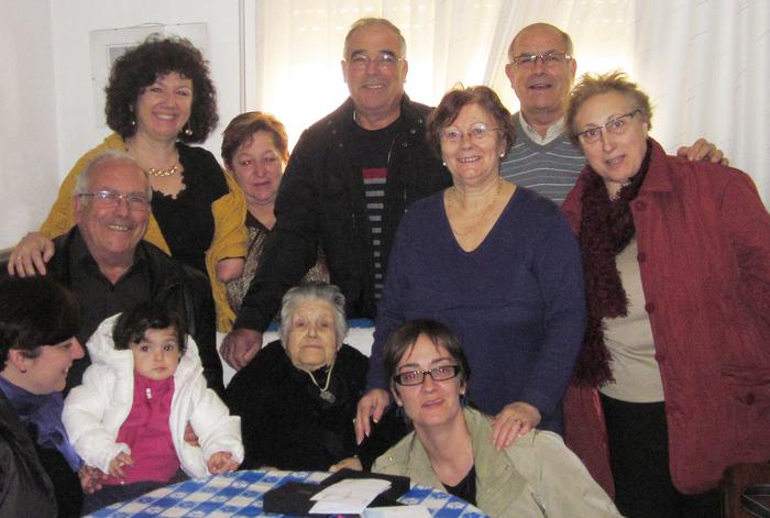 La directora dels ST a les Terres de l'Ebre amb la senyora Marin acompanyada de familiars i amics