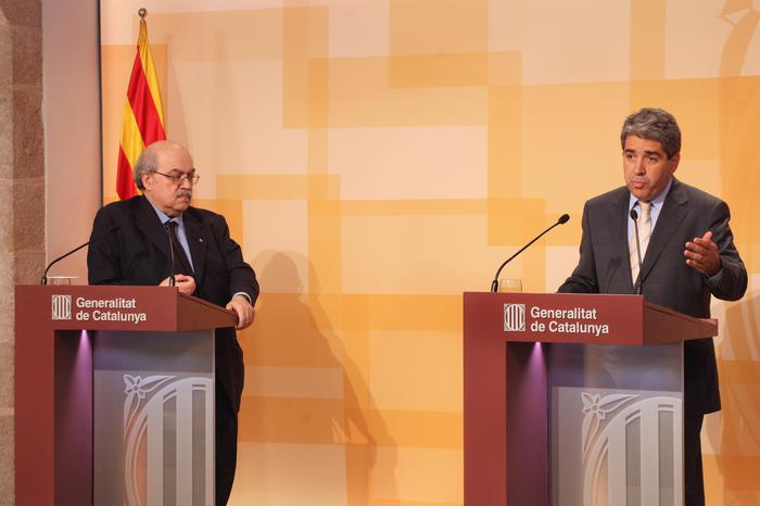 Fotografia 3: el conseller Mas-Colell i el portaveu del Govern en la roda de premsa (Autor: Ruben Moreno)