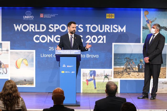 El conseller Torrent durant la presentació del Congrés Mundial de Turisme Esportiu, acompanyat del secretari general de l'OMT