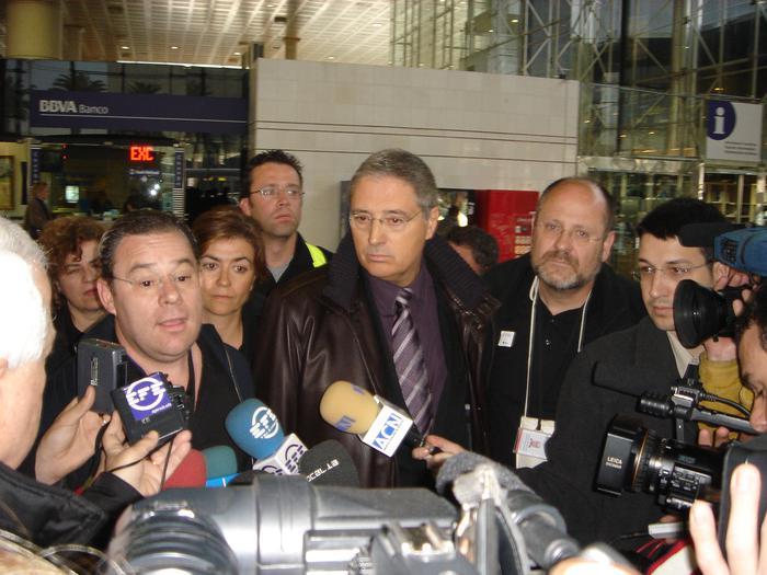 foto forenses i secretari general de Justícia, Joan Turró, a l'aeroport