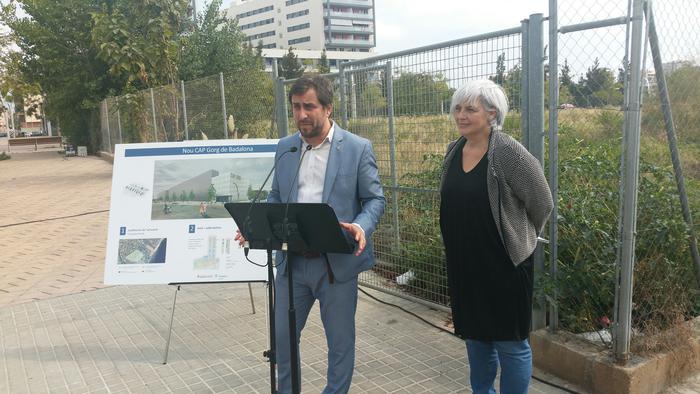 El conseller Antoni Comín presentant el projecte a l'alcaldessa de Badalona, Dolors Sabater