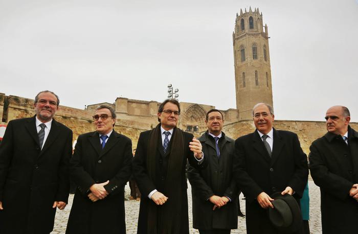El president Mas i altres autoritats a l'entrada de La Seu Vella