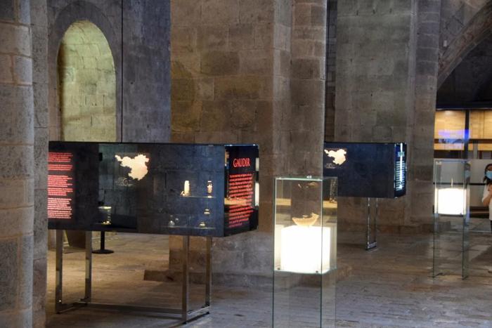 La mostra recull 330 peces exposades a la nau central del monestir de Sant Pere de Galligants