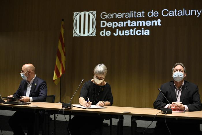 La consellera Ciuró, el Secretari General i el Secretari de Mesures Penals, Reinserció i Atenció a la Víctima, signant l'acord