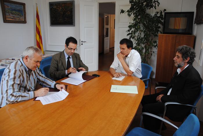 Foto de la signatura de conveni Ofideute amb l'Ajuntament de Sant Feliu de Guíxols