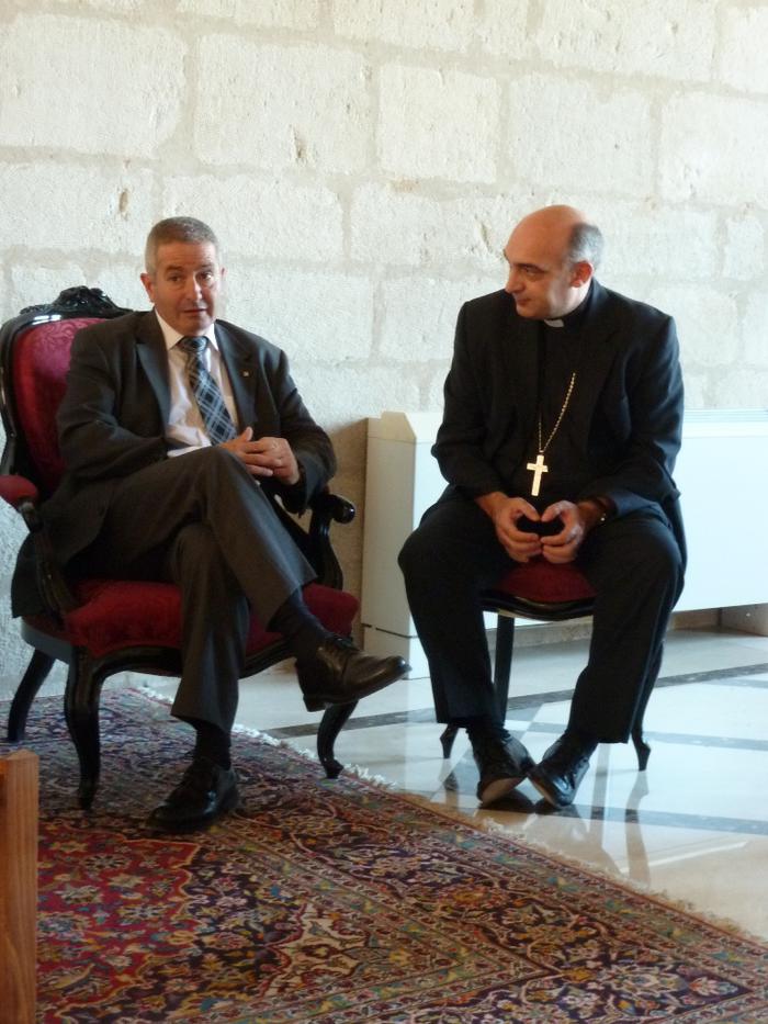 El delegat del Govern a les Terres de l'Ebre amb el nous bisbe de Tortosa, Enrique Benavent
