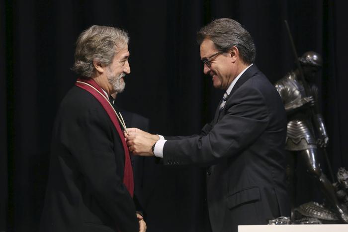 Mas awarding the Gold Medal to Jordi Savall