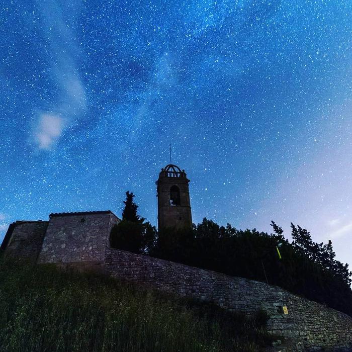 Imatge del cel nocturn de l'Observatori i l'església de Castelltallat