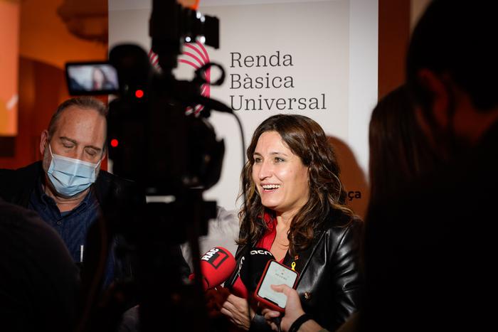 La consellera Vilagrà atenent els mitjans de comunicació (Foto: Gerard Magrinyà)