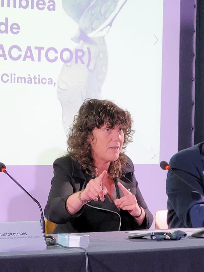 Teresa Jordà intervenint a l'Assemblea anual de l'Associació Catalana de Comunitats de Regants 