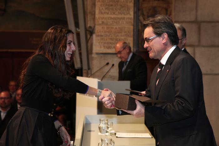 La representant de la Joieria Moner, de Vilafranca, recollint el premi